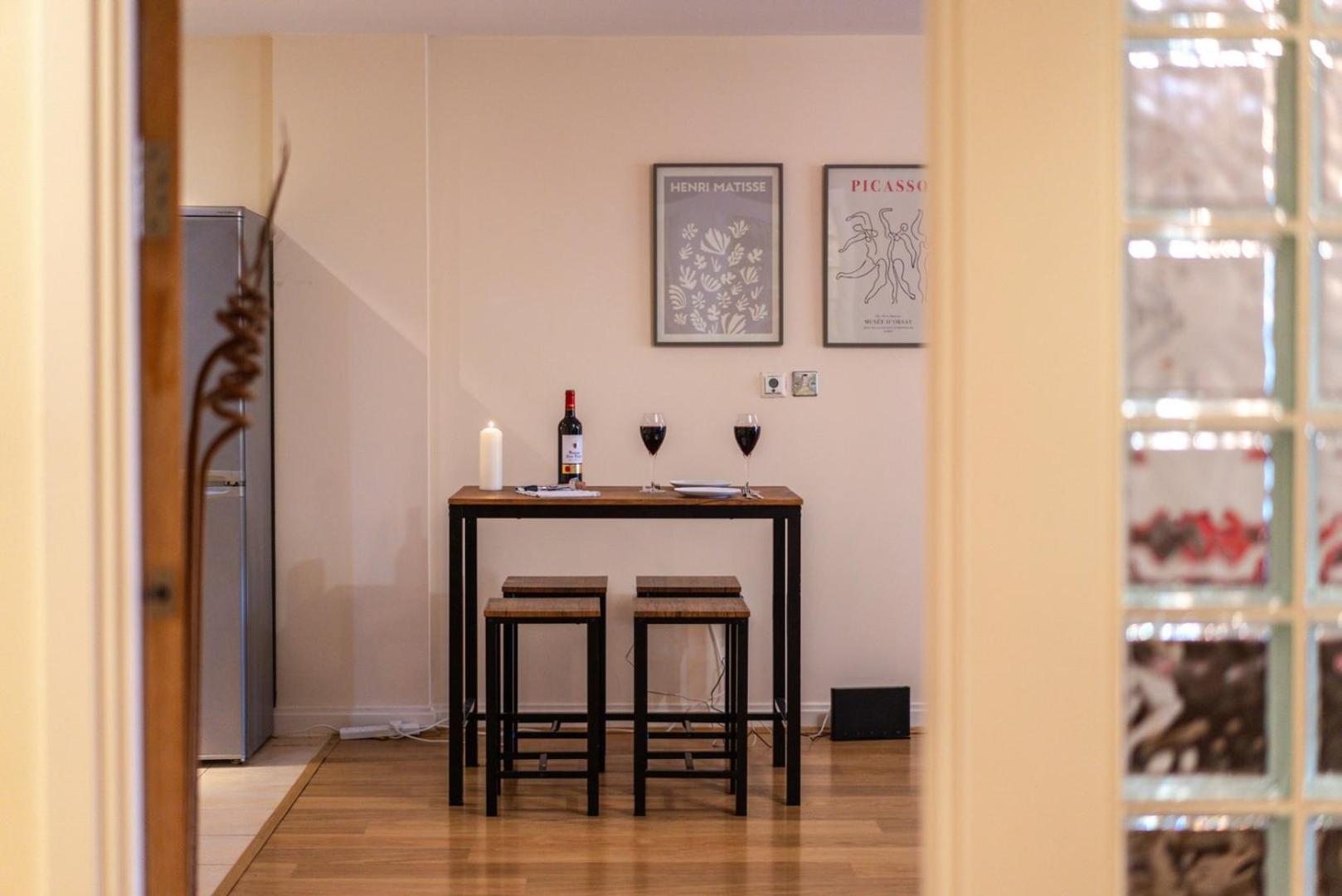 Cozy 2br Retreat | Prime Location Apartment