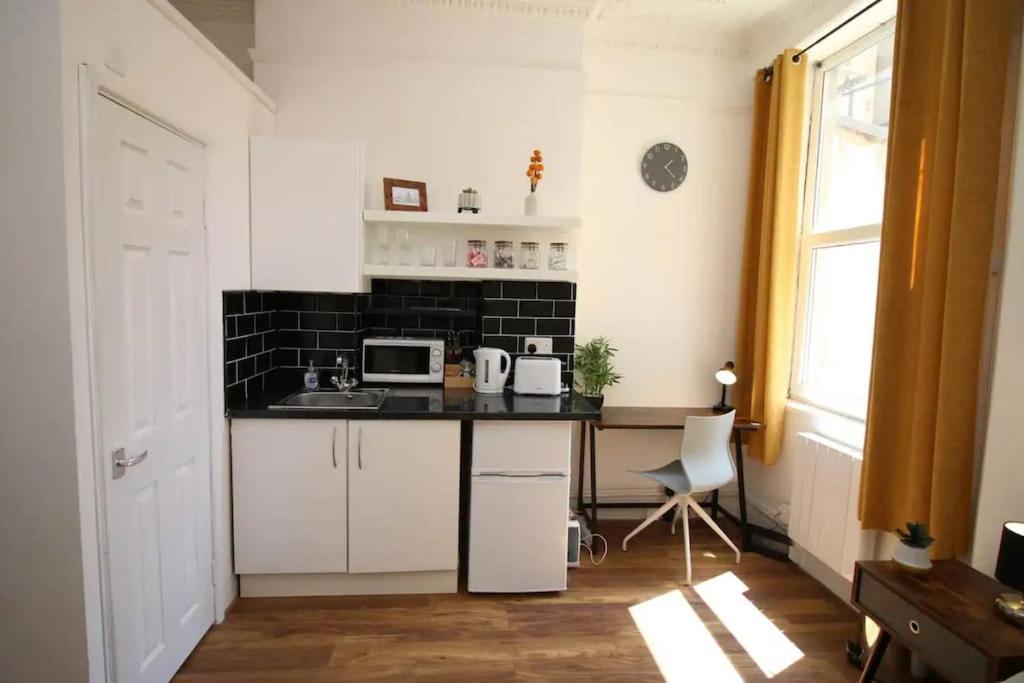 Apartment Big Value Bedsit By Promise Cardiff