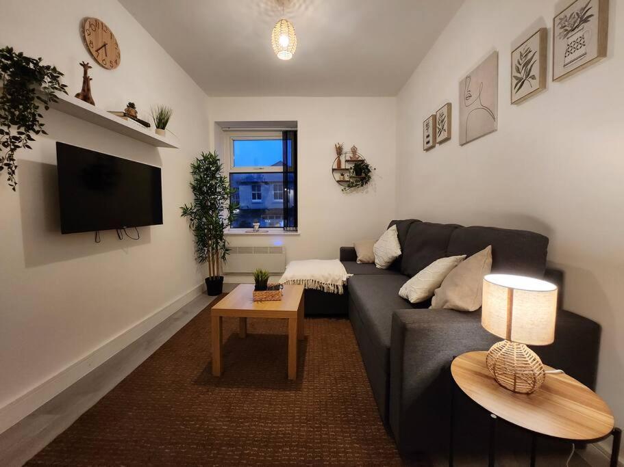 Supervalue 6 - Fast Wifi, Linen, Keyless Entry, Only 10 Mins - By Promise Apartment