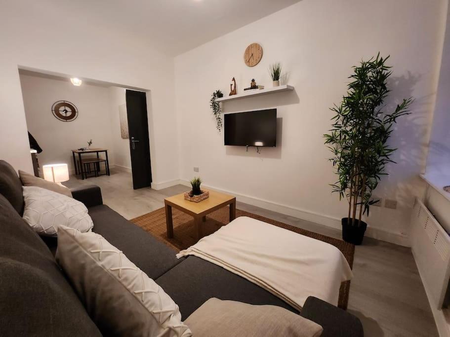 Supervalue 6 - Fast Wifi, Linen, Keyless Entry, Only 10 Mins - By Promise * Cardiff