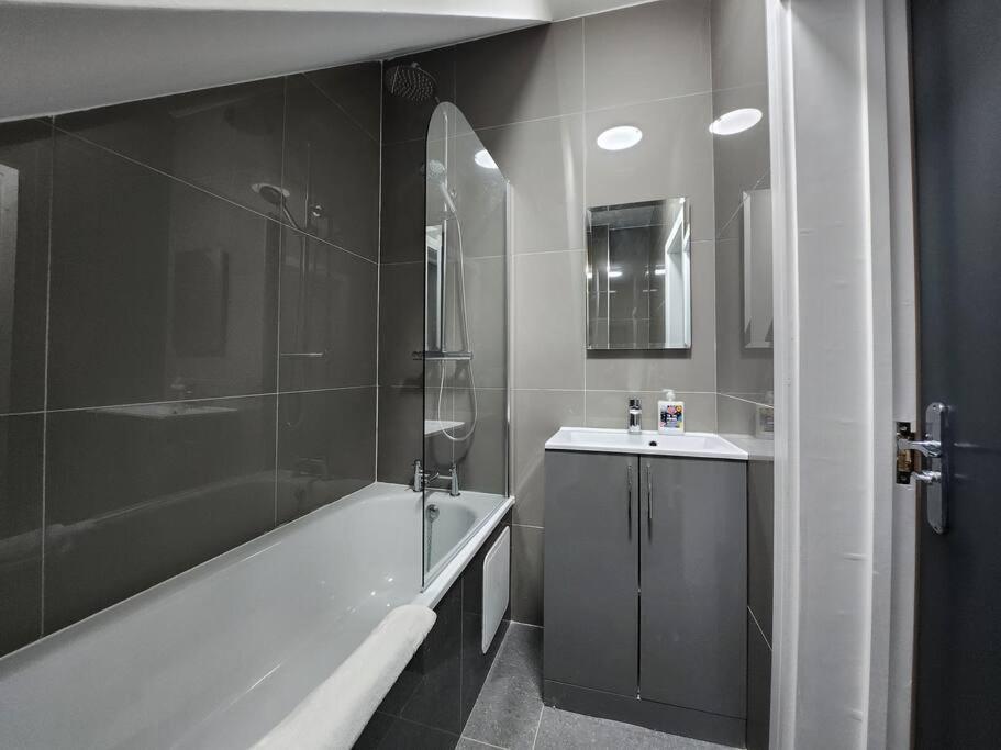 Supervalue 6 - Fast Wifi, Linen, Keyless Entry, Only 10 Mins - By Promise Apartment