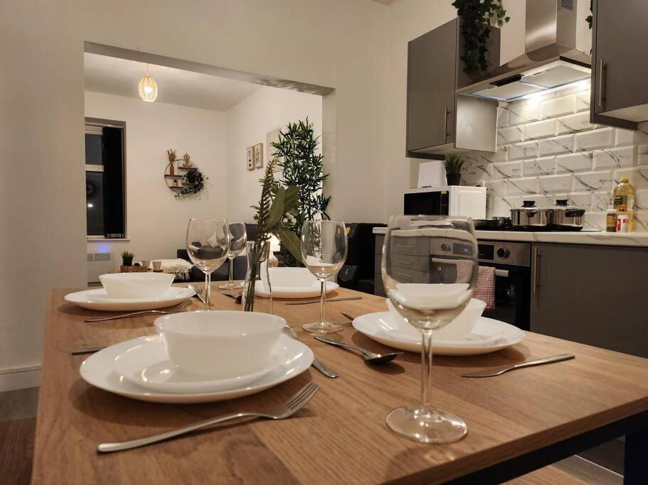 Apartment Supervalue 6 - Fast Wifi, Linen, Keyless Entry, Only 10 Mins - By Promise *