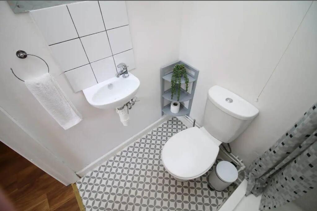 Big Value Bedsit By Promise * Cardiff