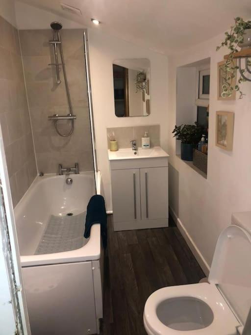 Just The Splott! Sleeps 6, 8 Mins To Stadium. Holiday home