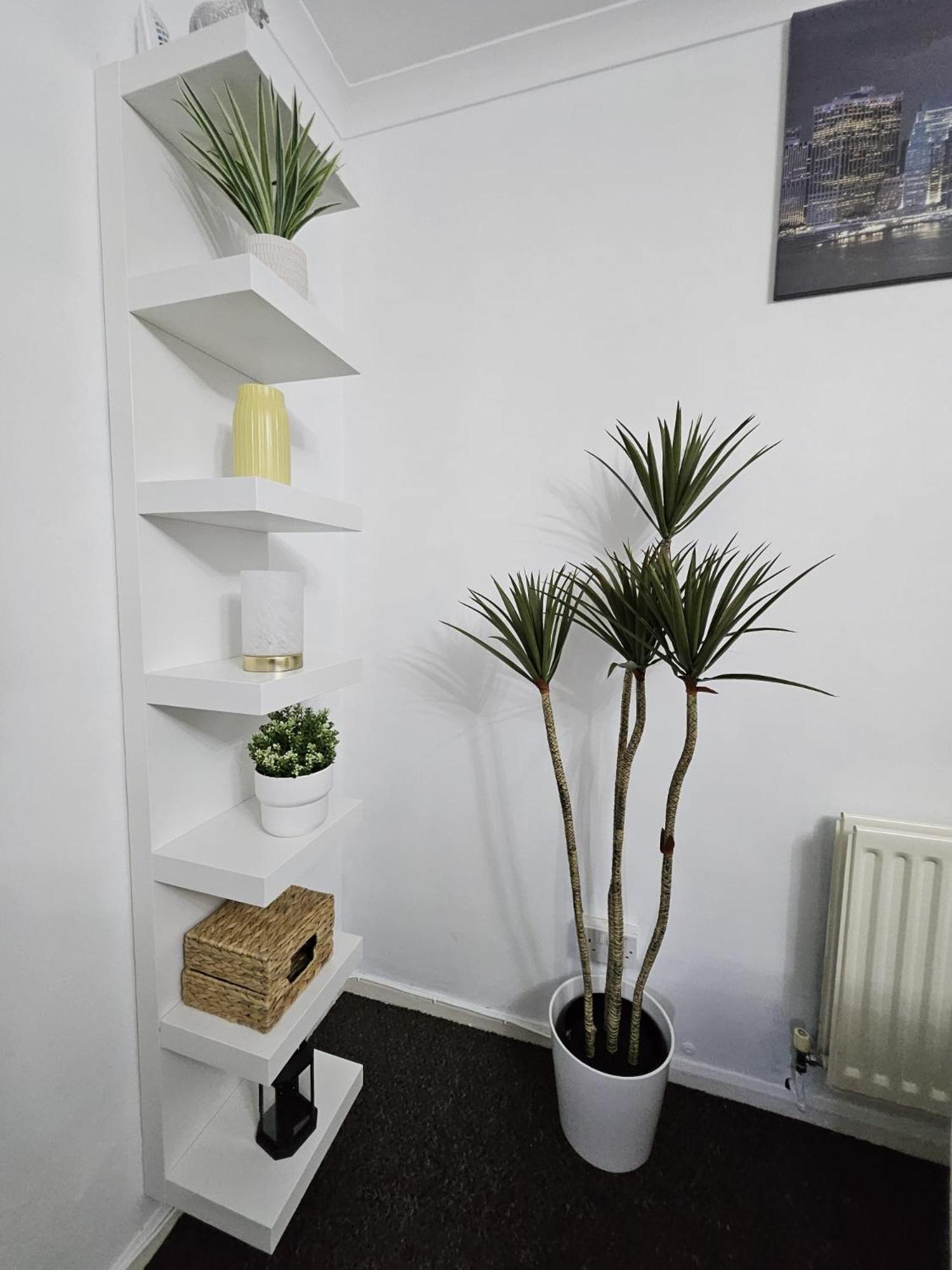 Nariken Apartments, Apartment *