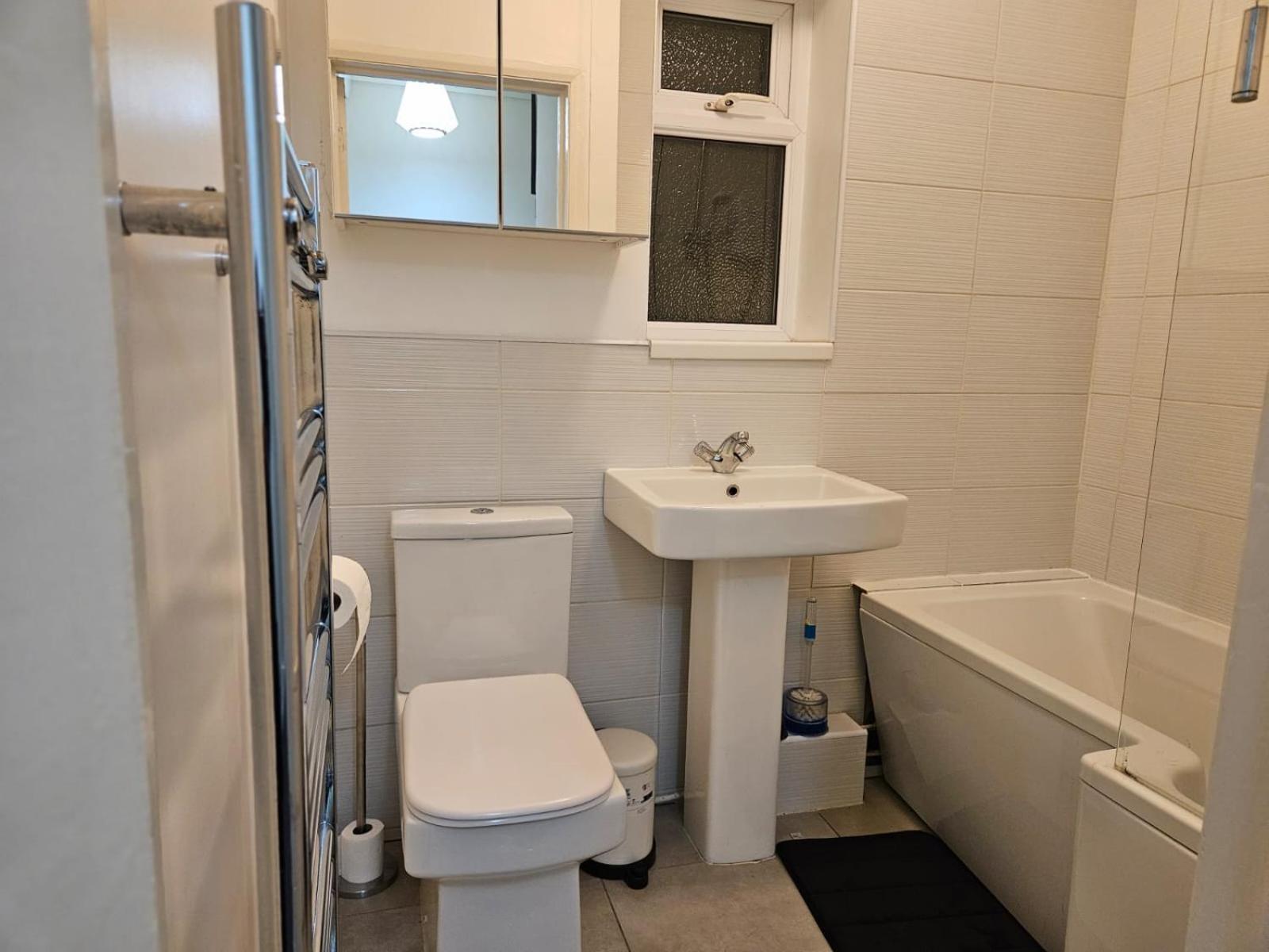 Nariken Apartments, Apartment *