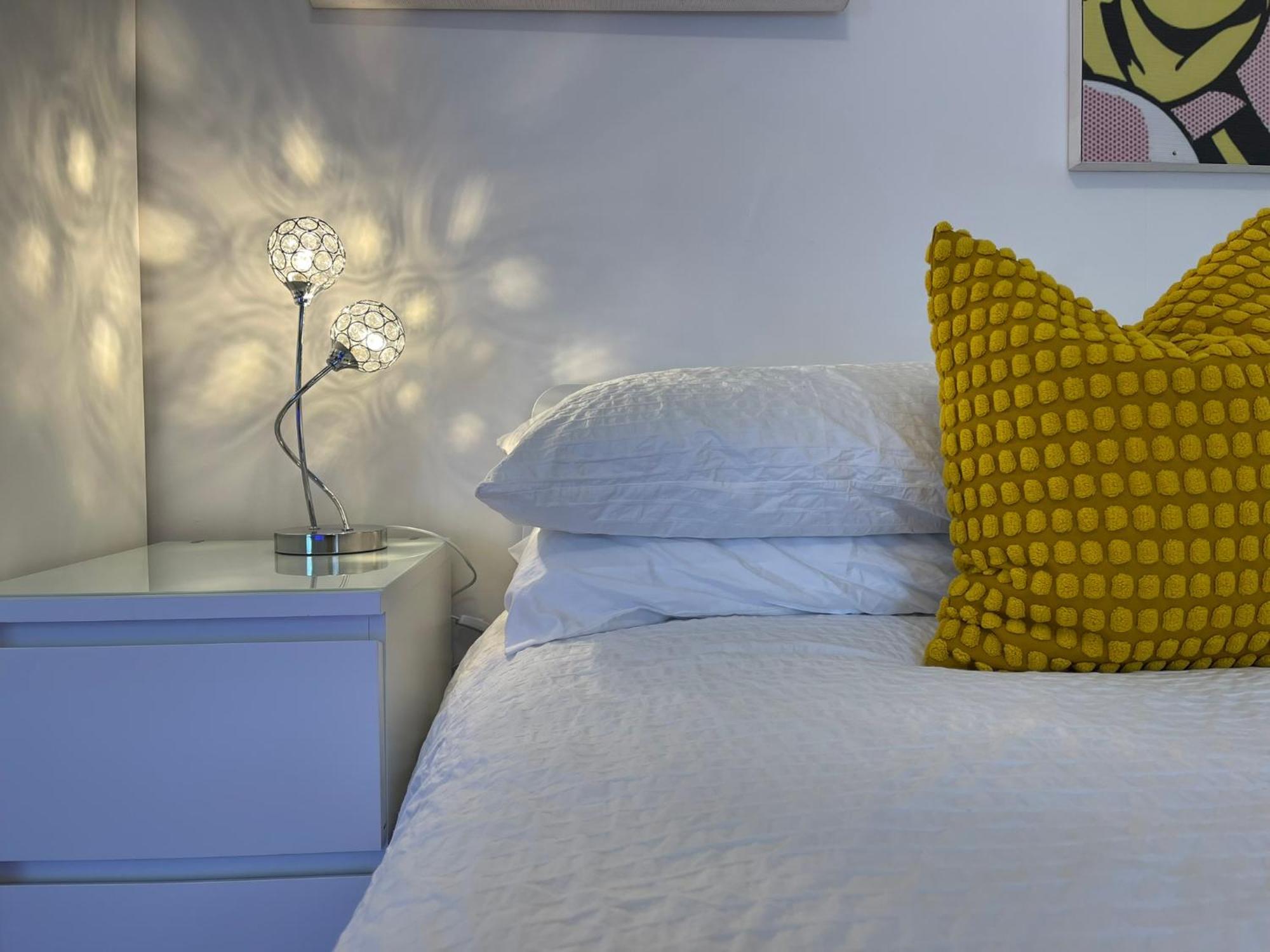 Vibrant Close To Centre Apartment *