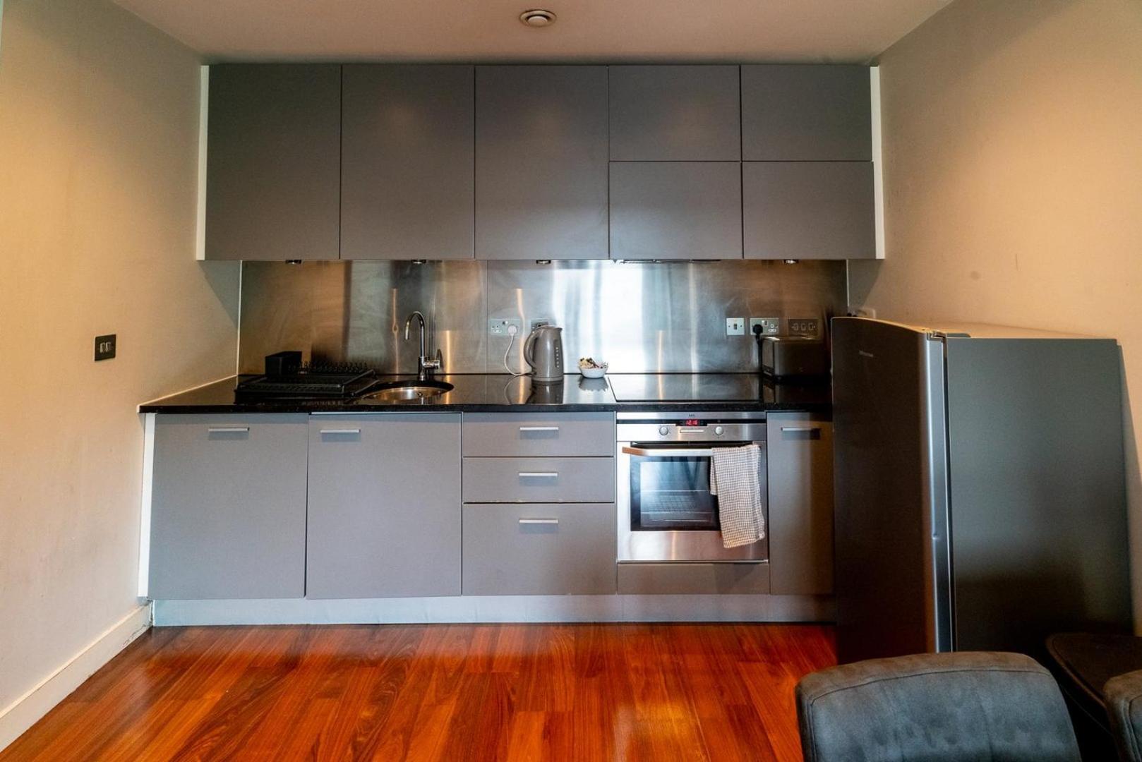 Smart Tv | Parking Nearby | 1br *