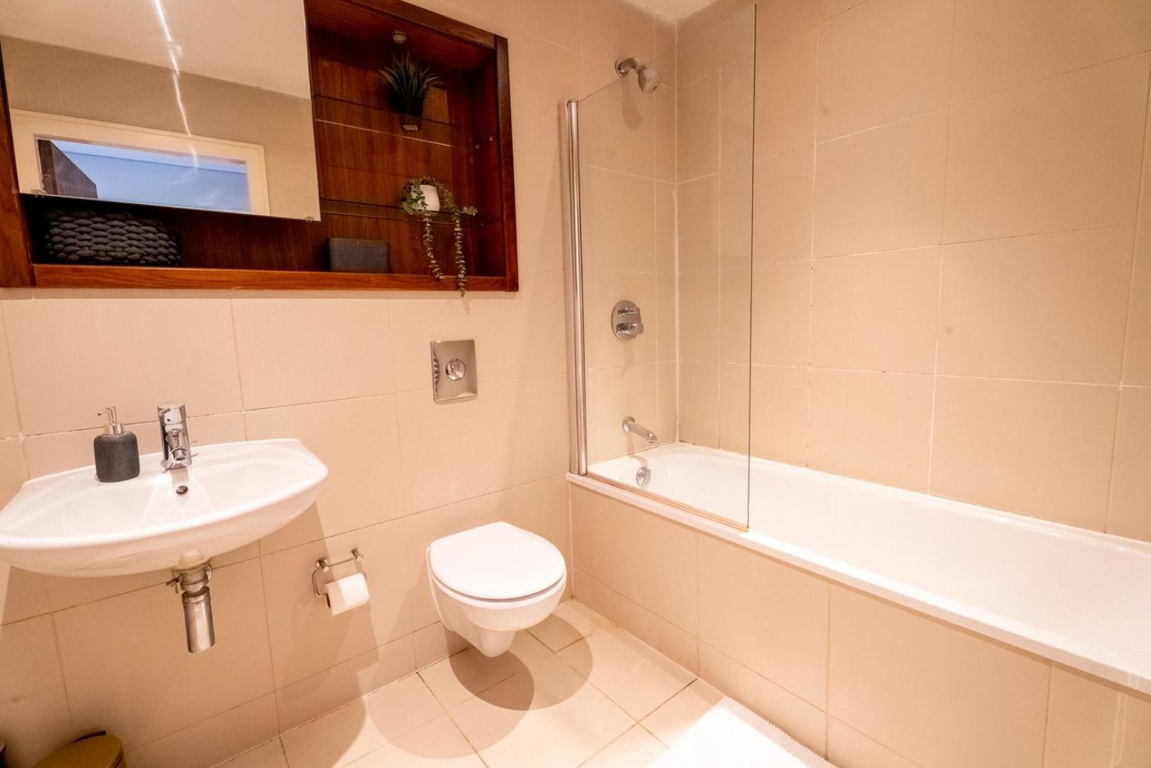 Smart Tv | Parking Nearby | 1br Apartment *