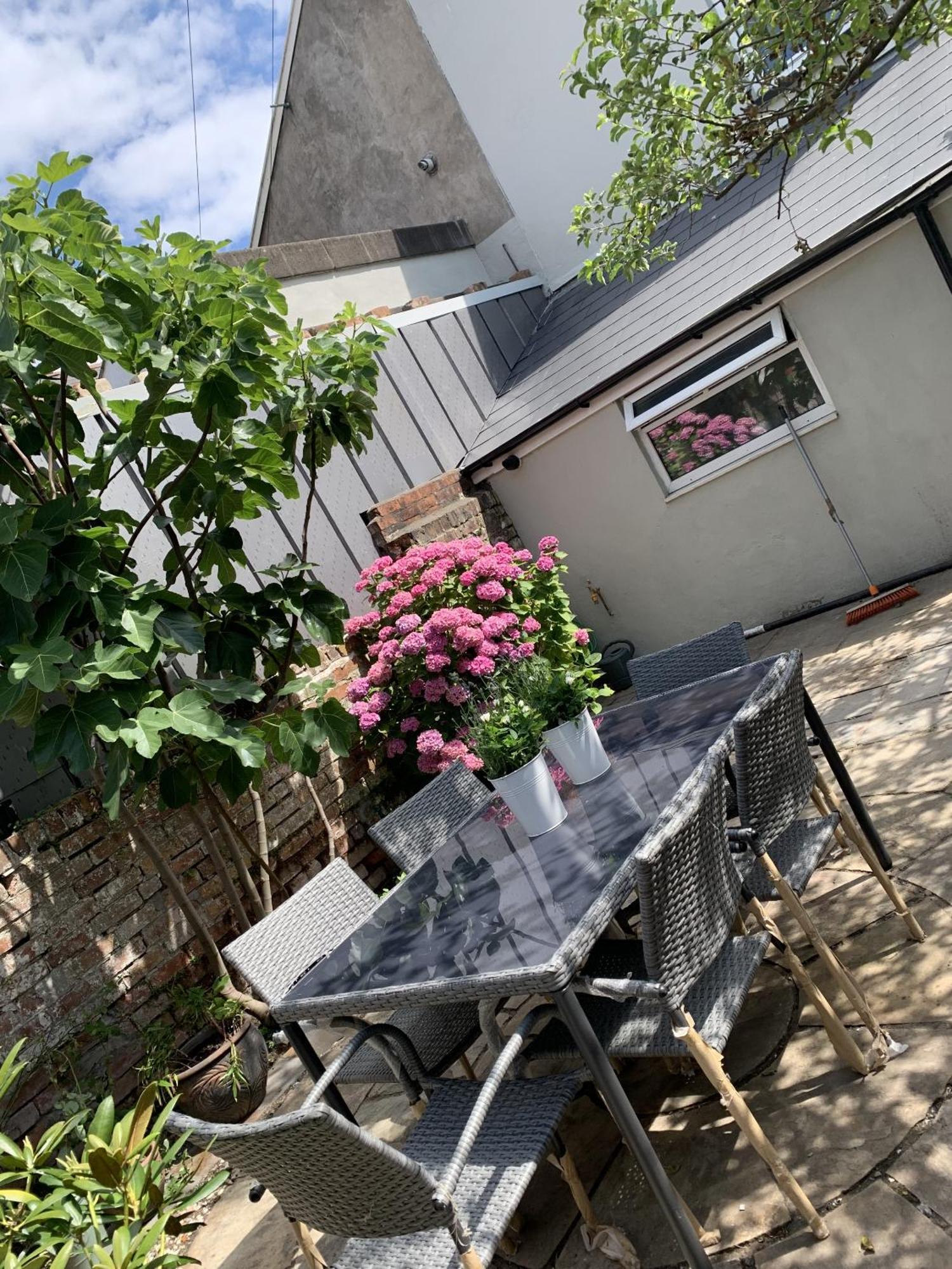 Holiday home Adanhouse-stockland Spacious 5 Bedroom House Sleeps 12 Private Garden Cardiff