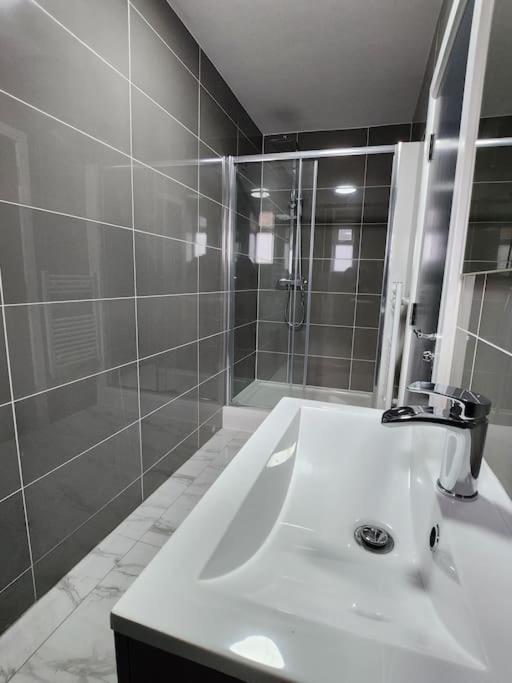 Flat 8 - 10 Min To Centre By Promise Cardiff