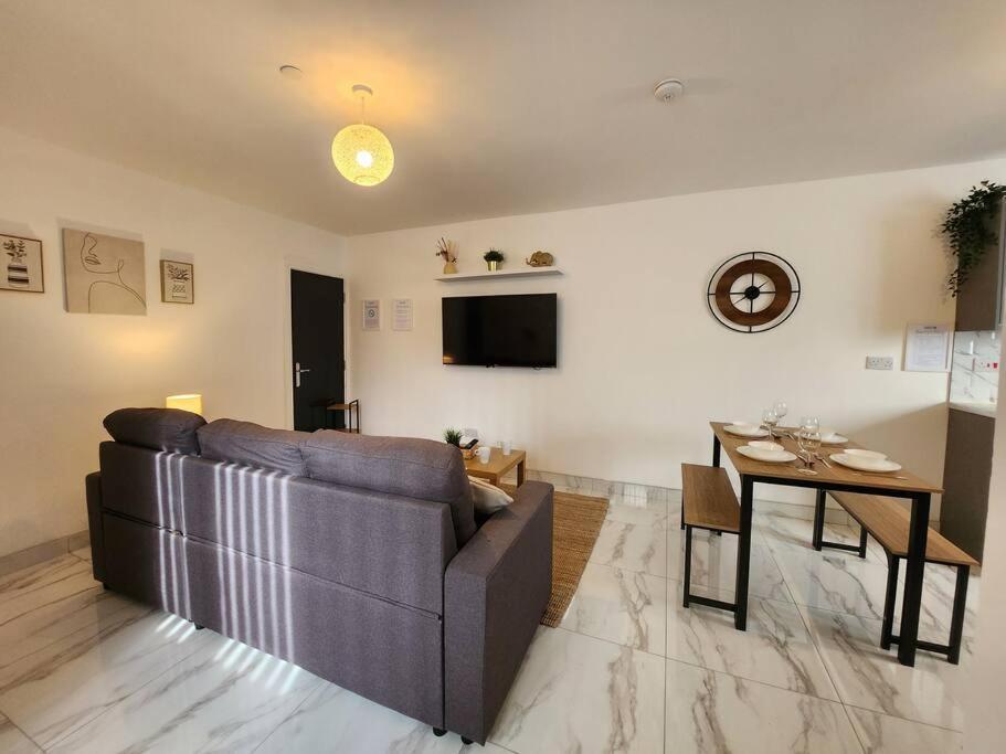Flat 8 - 10 Min To Centre By Promise *