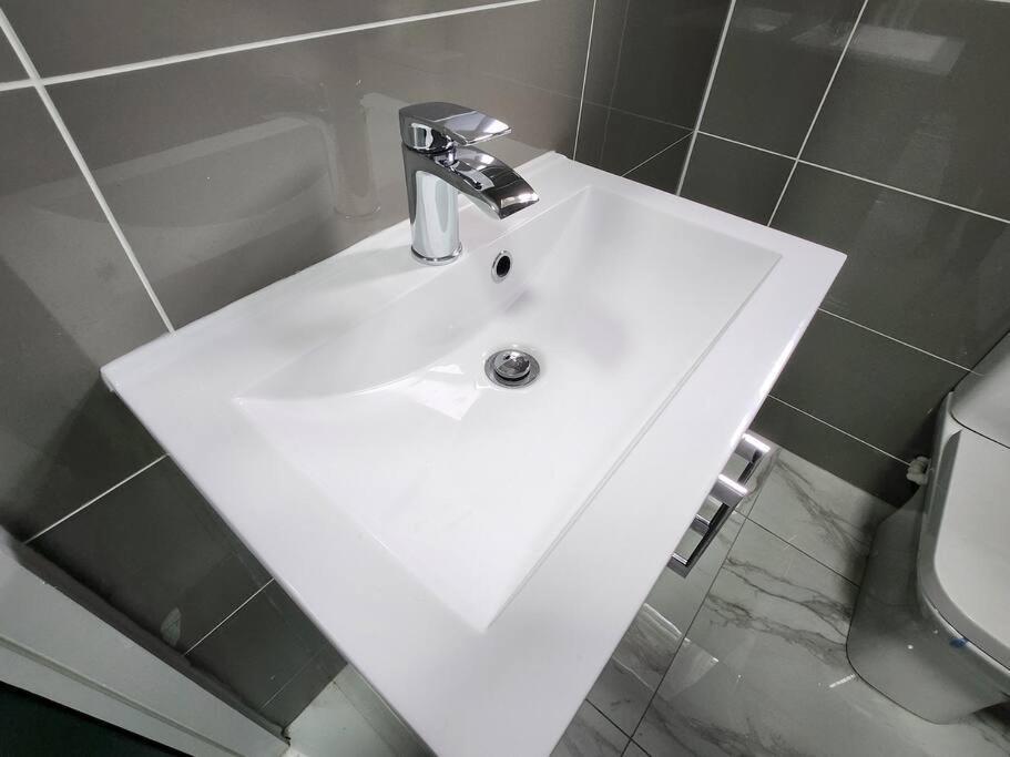 Flat 8 - 10 Min To Centre By Promise Cardiff