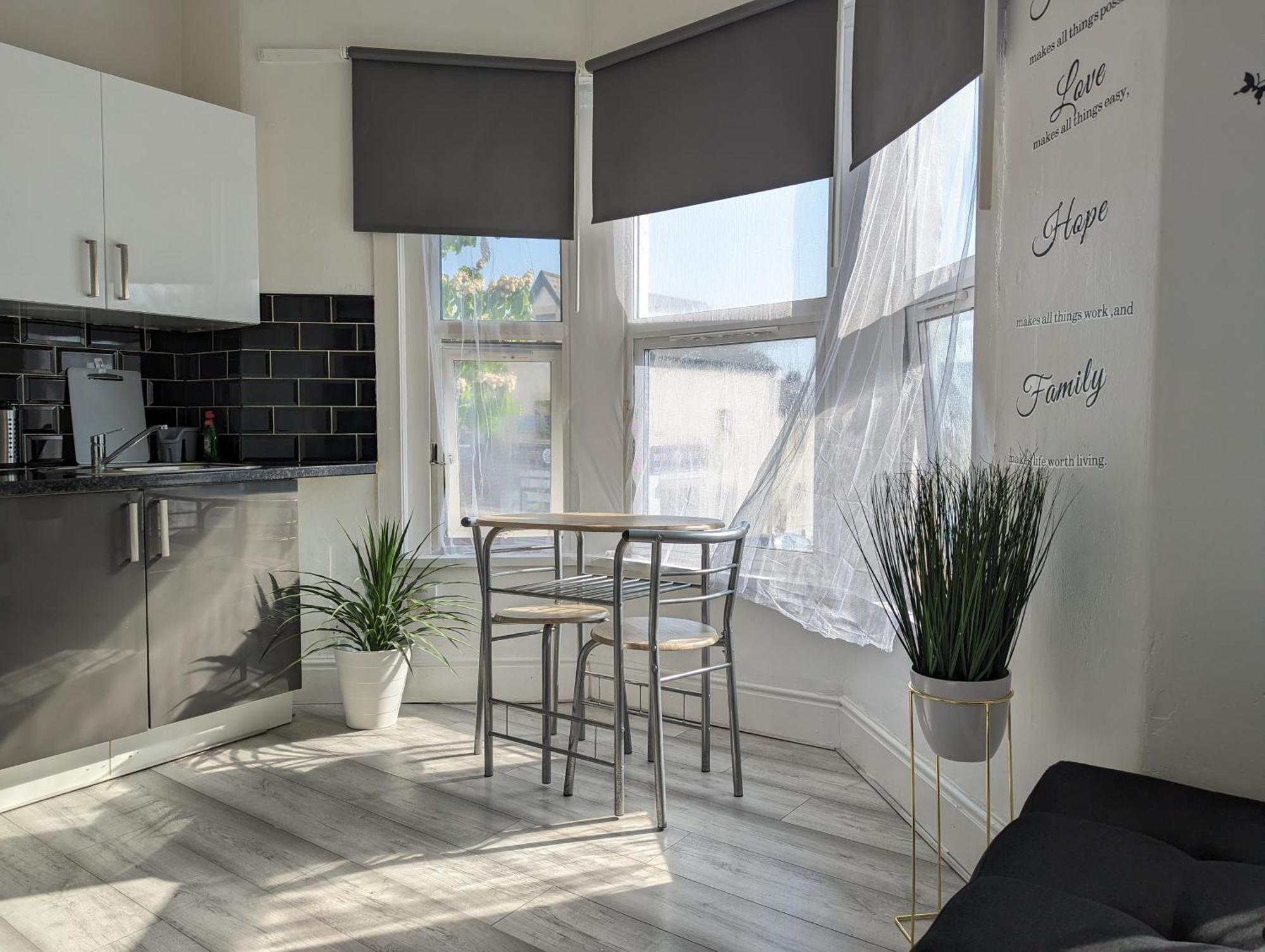 Apartment Inner-city - Basic Amenites Cardiff
