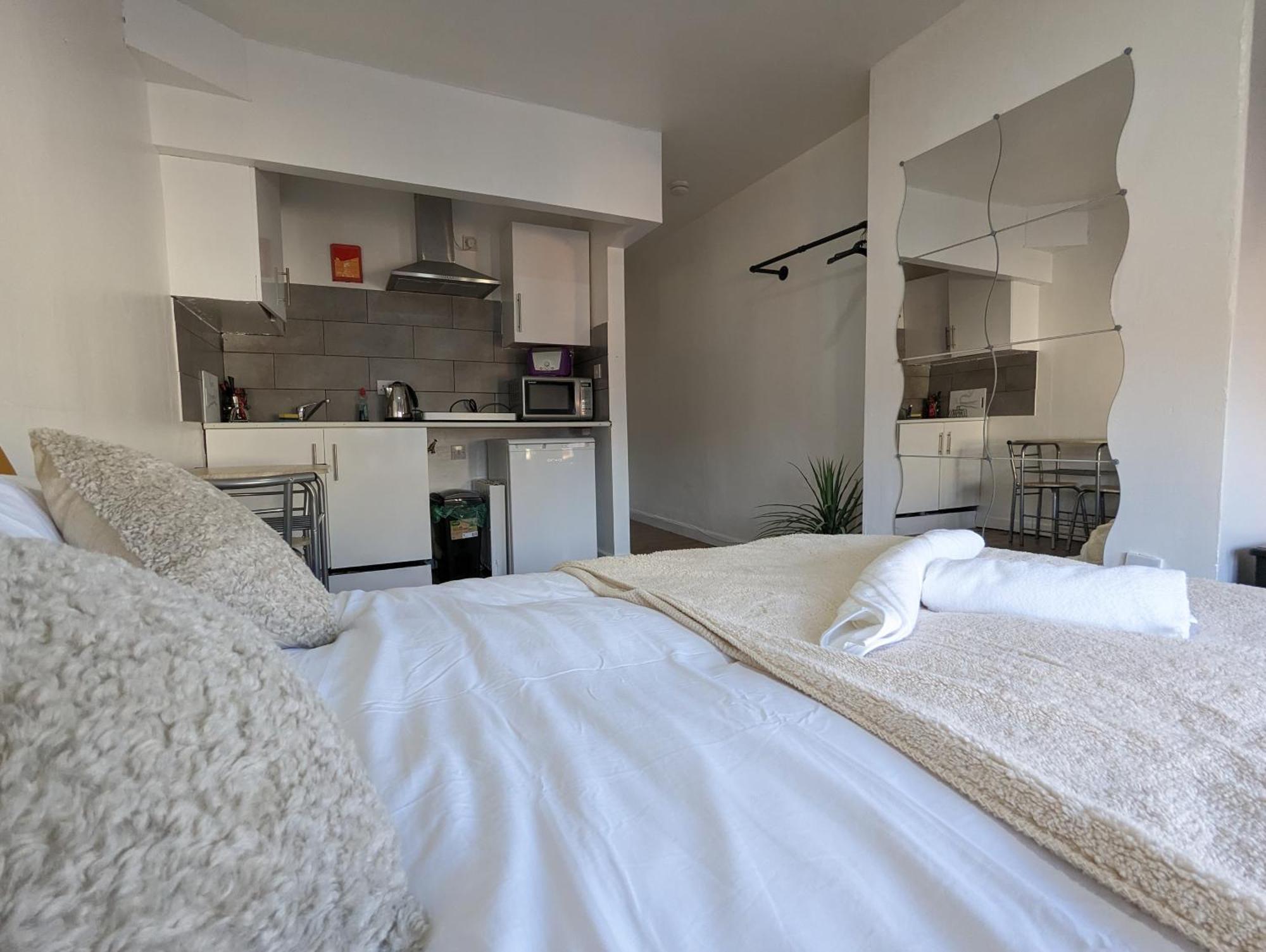 Inner-city - Basic Amenites Apartment Cardiff