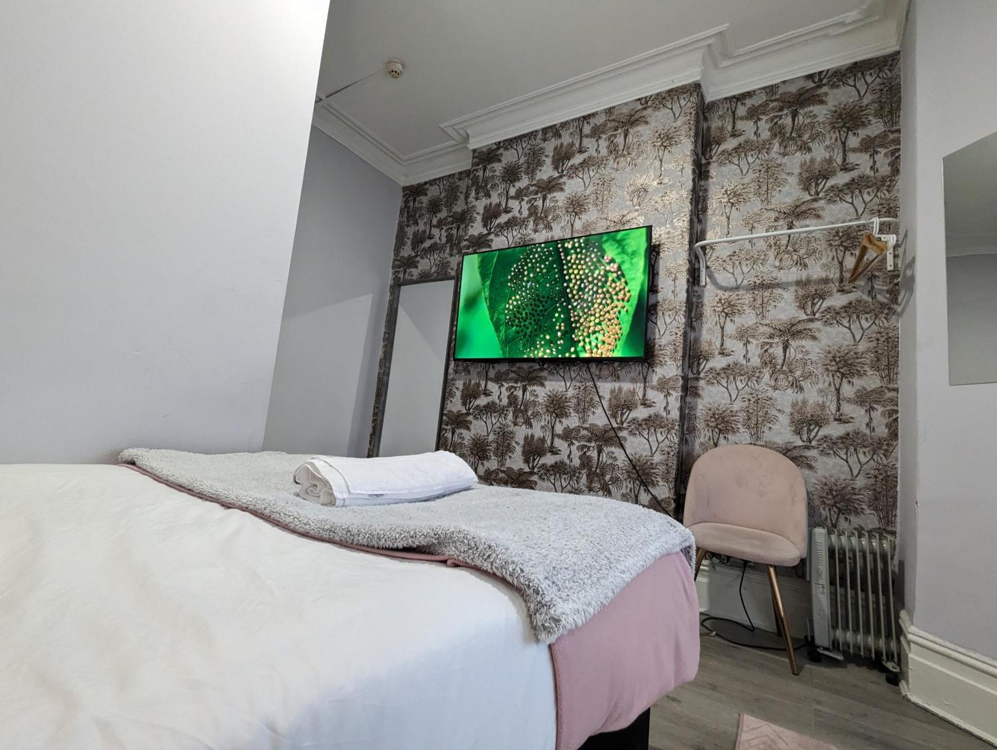 Apartment Inner-city - Basic Amenites Cardiff