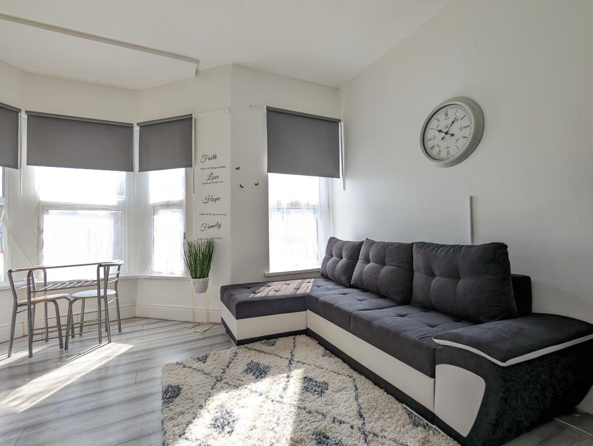 Inner-city - Basic Amenites Apartment Cardiff