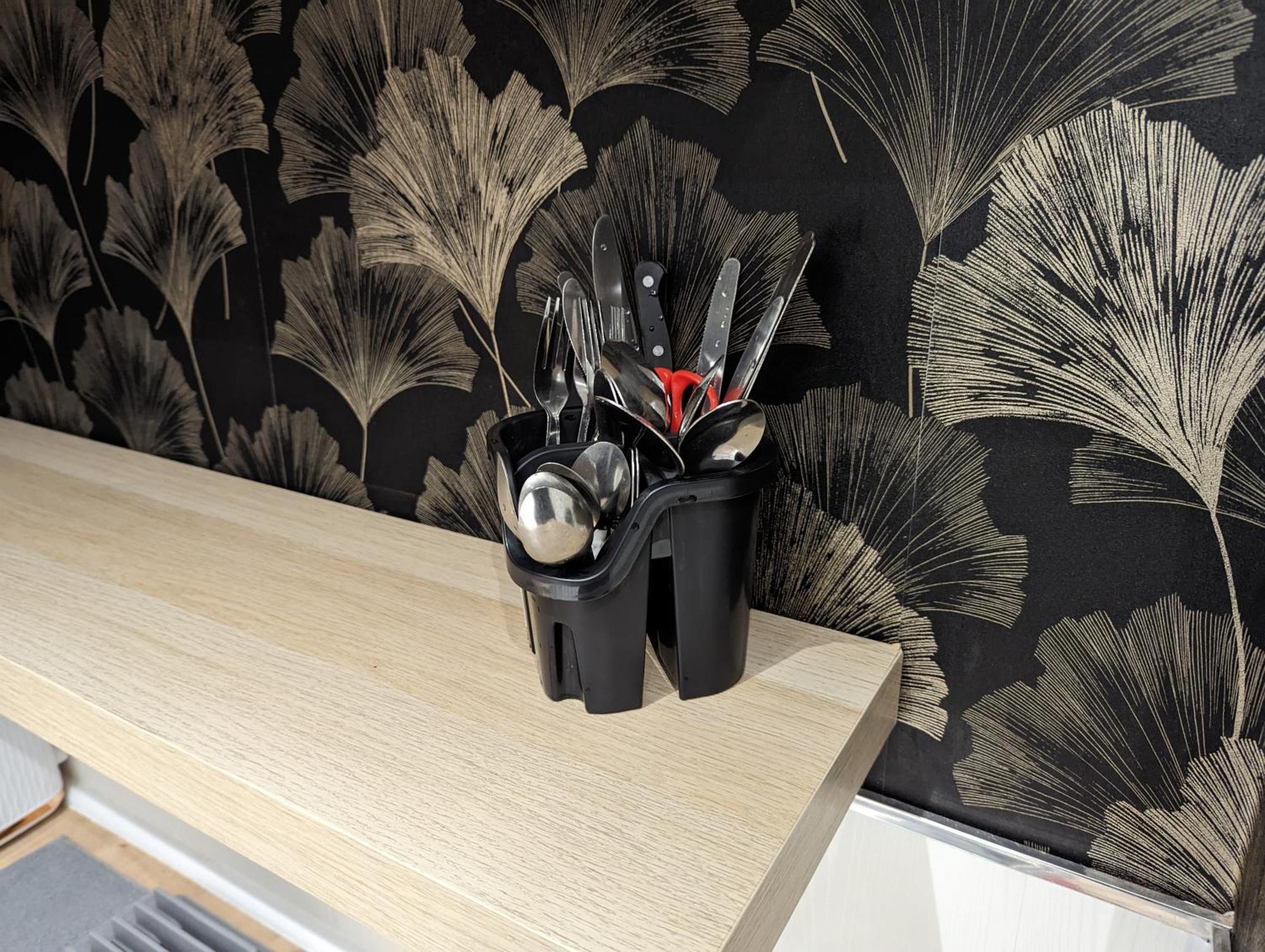 Apartment Inner-city - Basic Amenites Cardiff