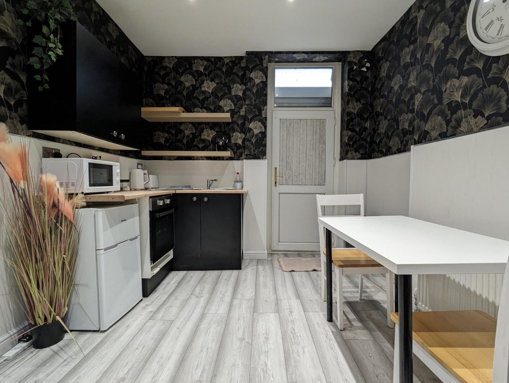Inner-city - Basic Amenites Apartment Cardiff