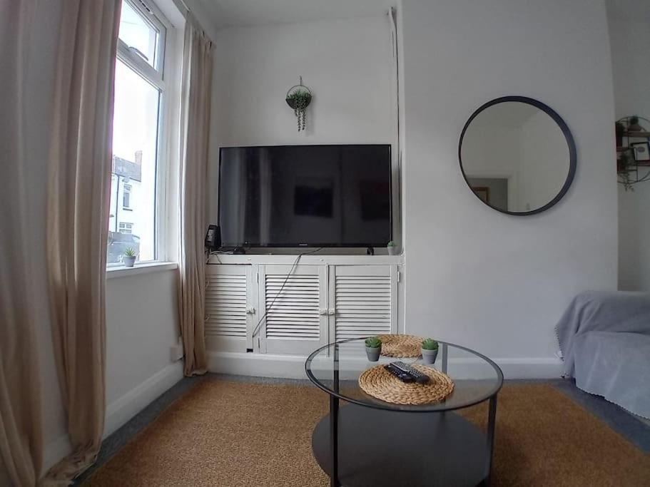 Large Family Location 3 Double Bedrooms And 1 Single Bedroom * Cardiff