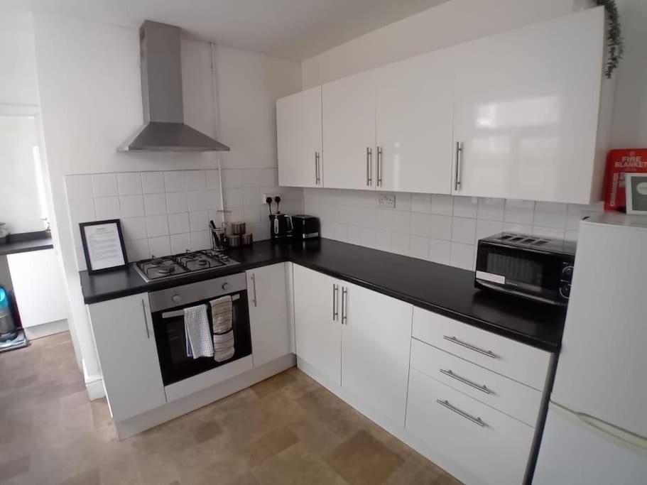 Large Family Location 3 Double Bedrooms And 1 Single Bedroom * Cardiff