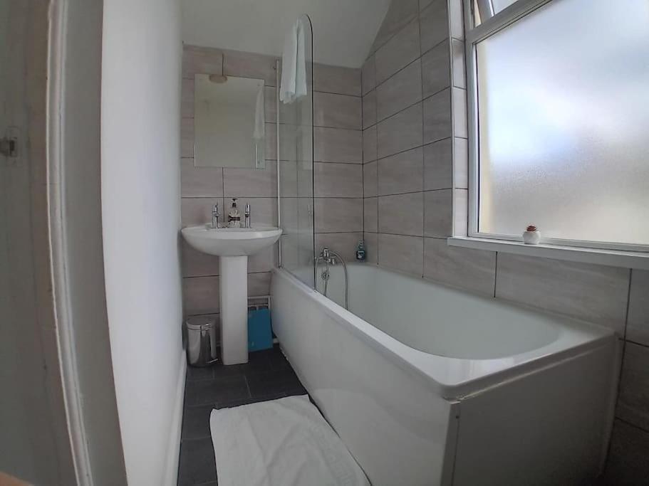 Large Family Location 3 Double Bedrooms And 1 Single Bedroom