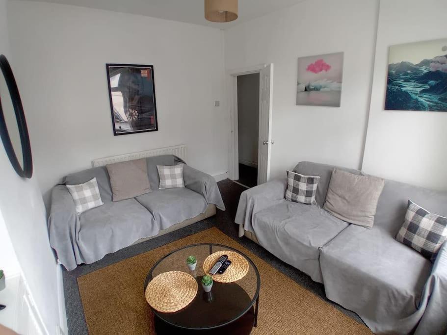 Large Family Location 3 Double Bedrooms And 1 Single Bedroom * Cardiff
