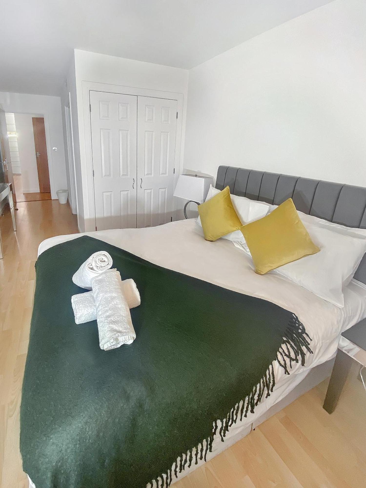 Emerald Apartment-2bed 2bath Bay,city Centre Apartment