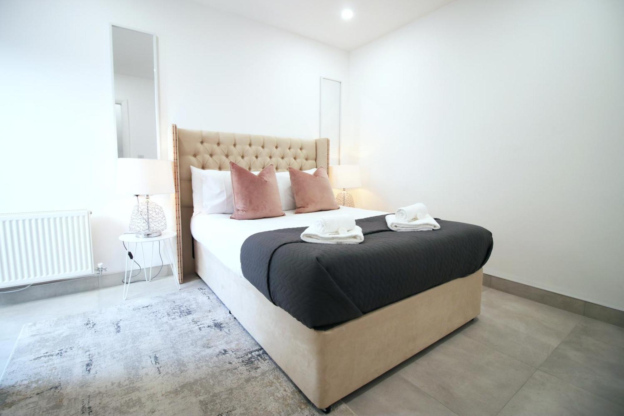 Apartment New Listing - Modern & Spacious Retreat With Private Courtyard *