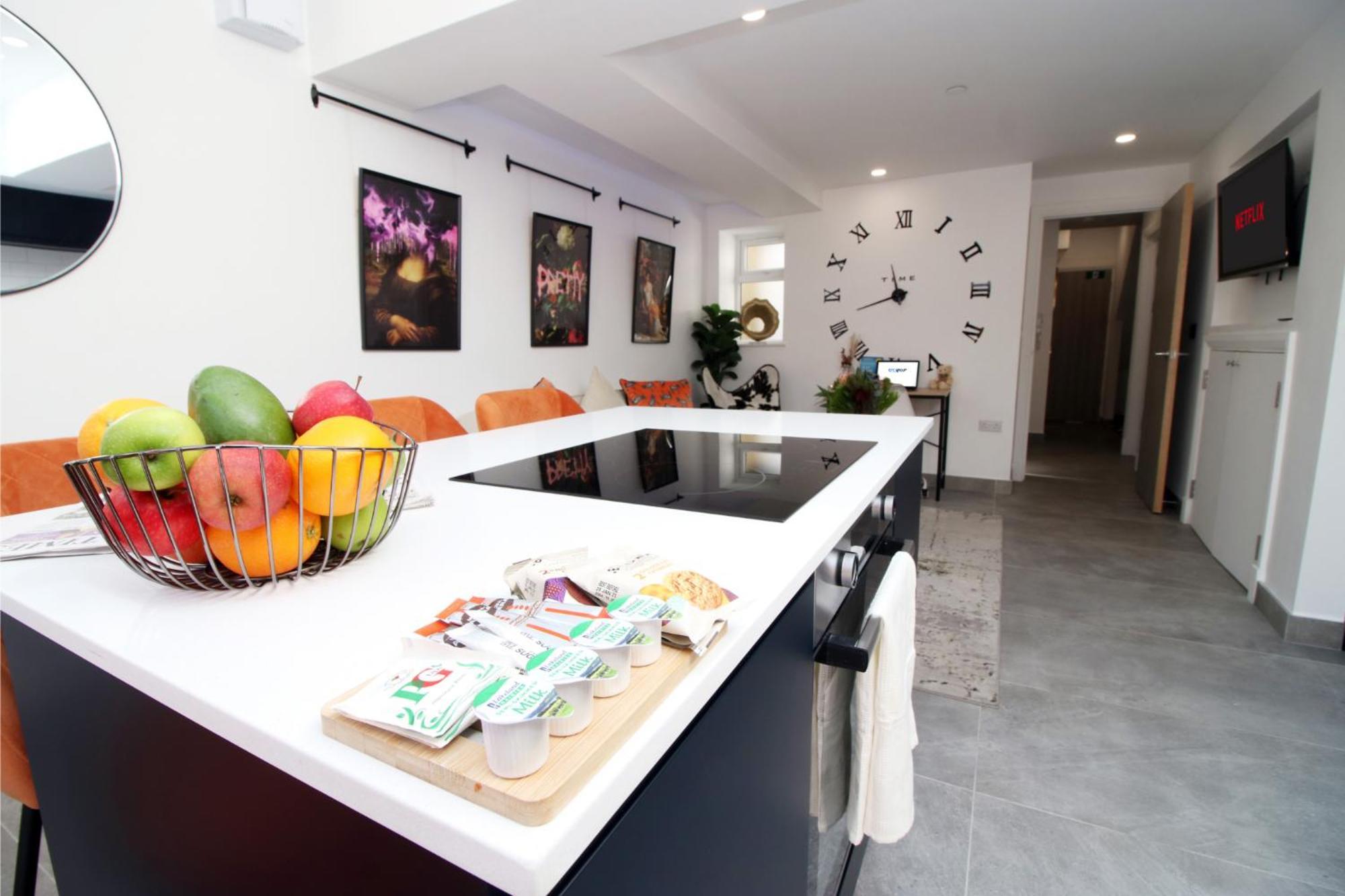 New Listing - Modern & Spacious Retreat With Private Courtyard * Cardiff