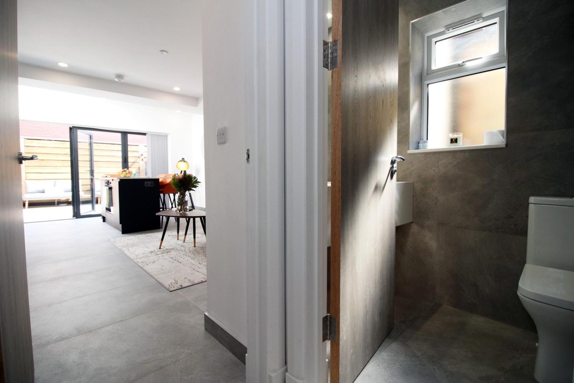 New Listing - Modern & Spacious Retreat With Private Courtyard Cardiff