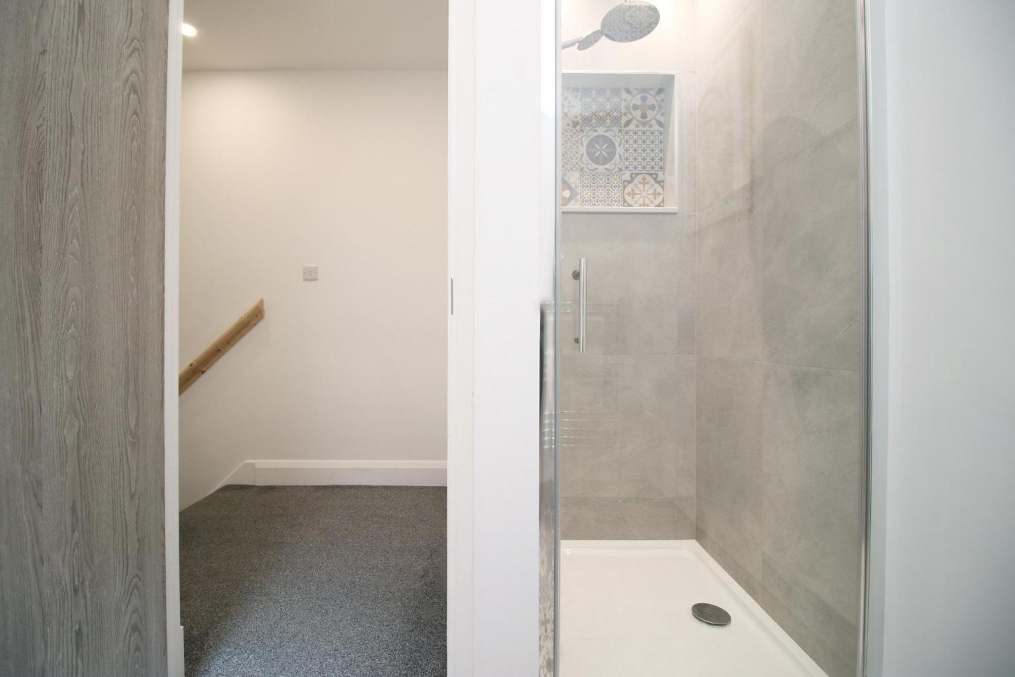 New Listing - Modern & Spacious Retreat With Private Courtyard Apartment