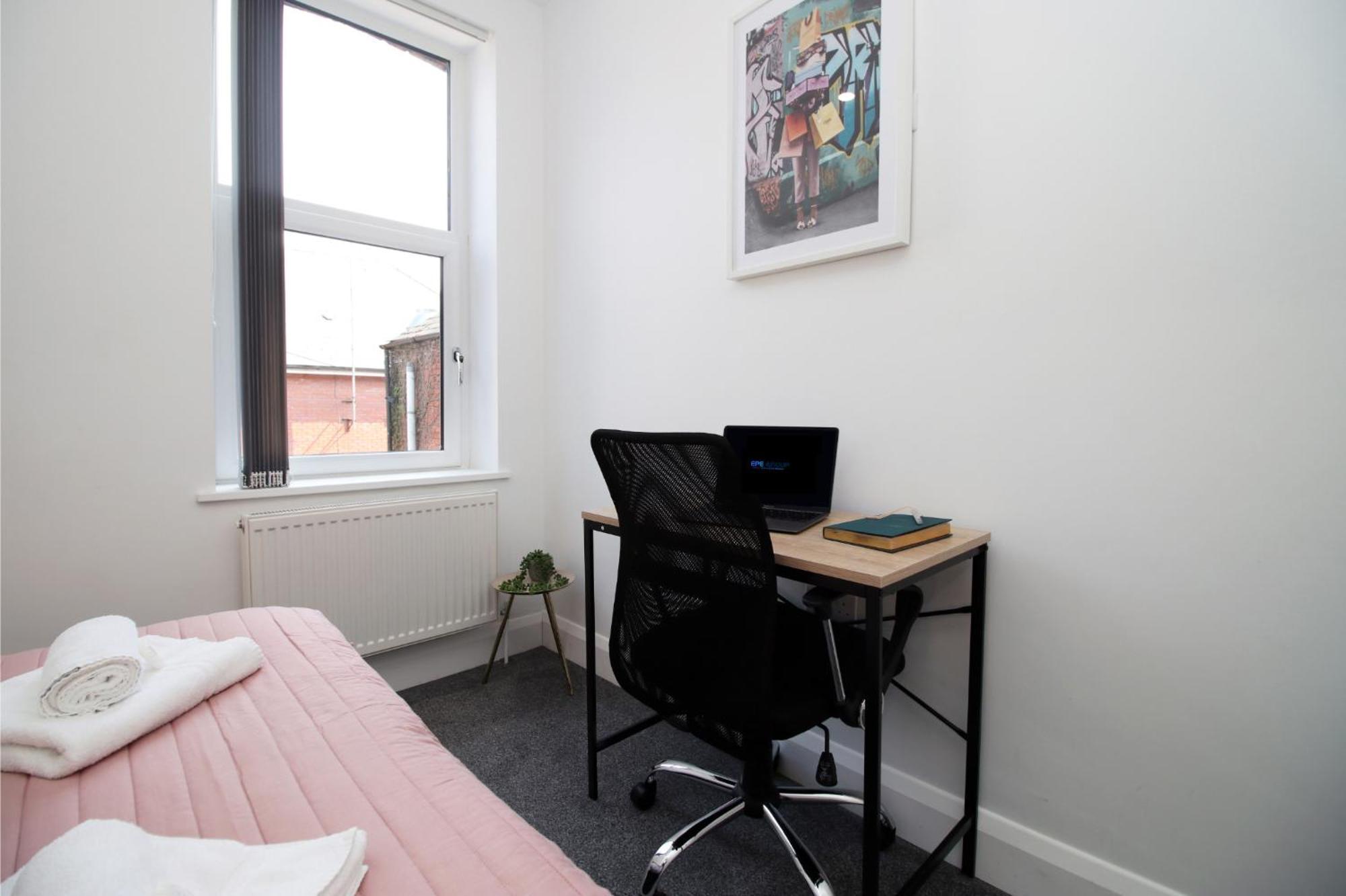 Apartment New Listing - Modern & Spacious Retreat With Private Courtyard Cardiff