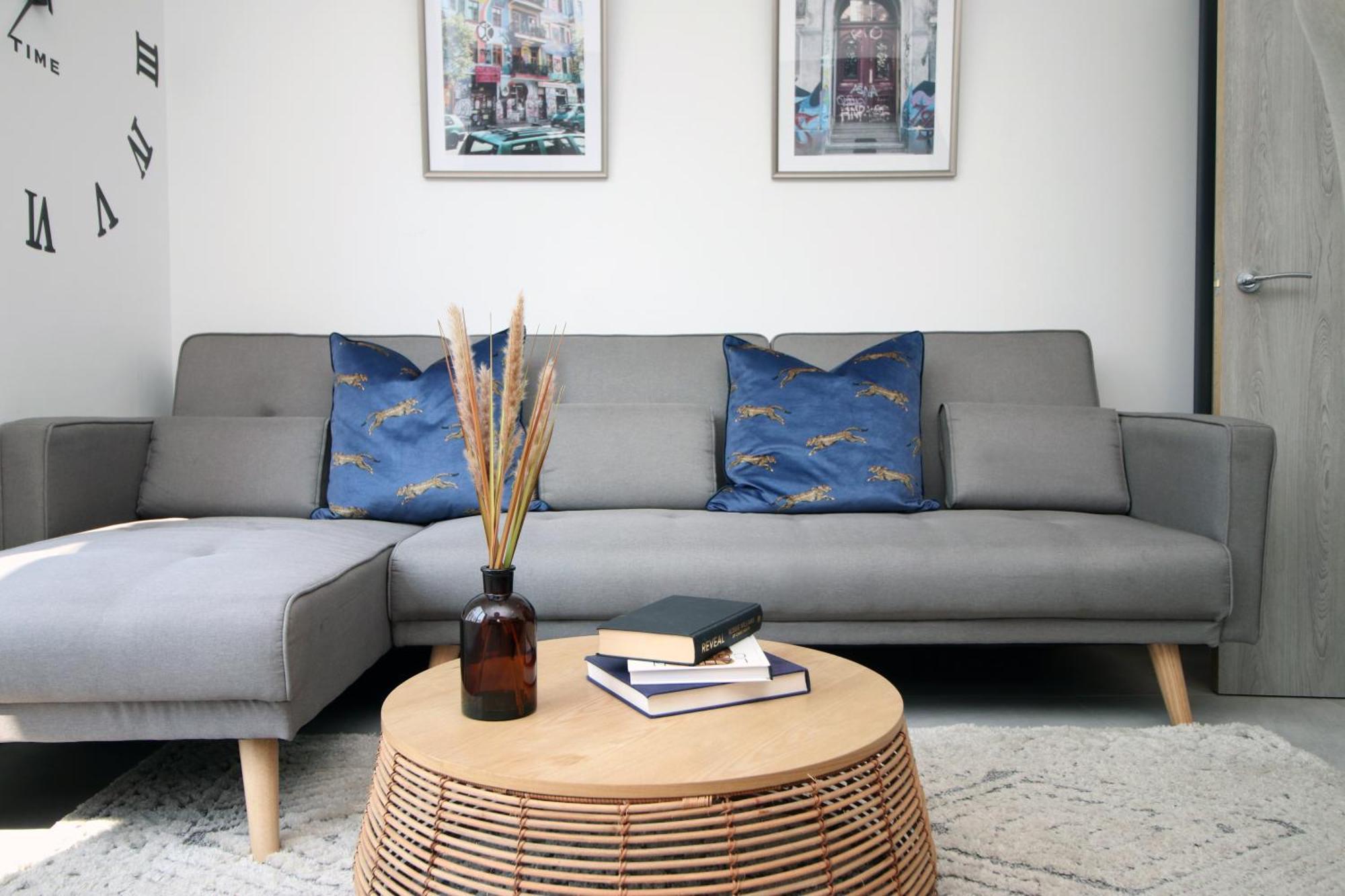 Apartment New Listing - Modern & Spacious Retreat With Private Courtyard *