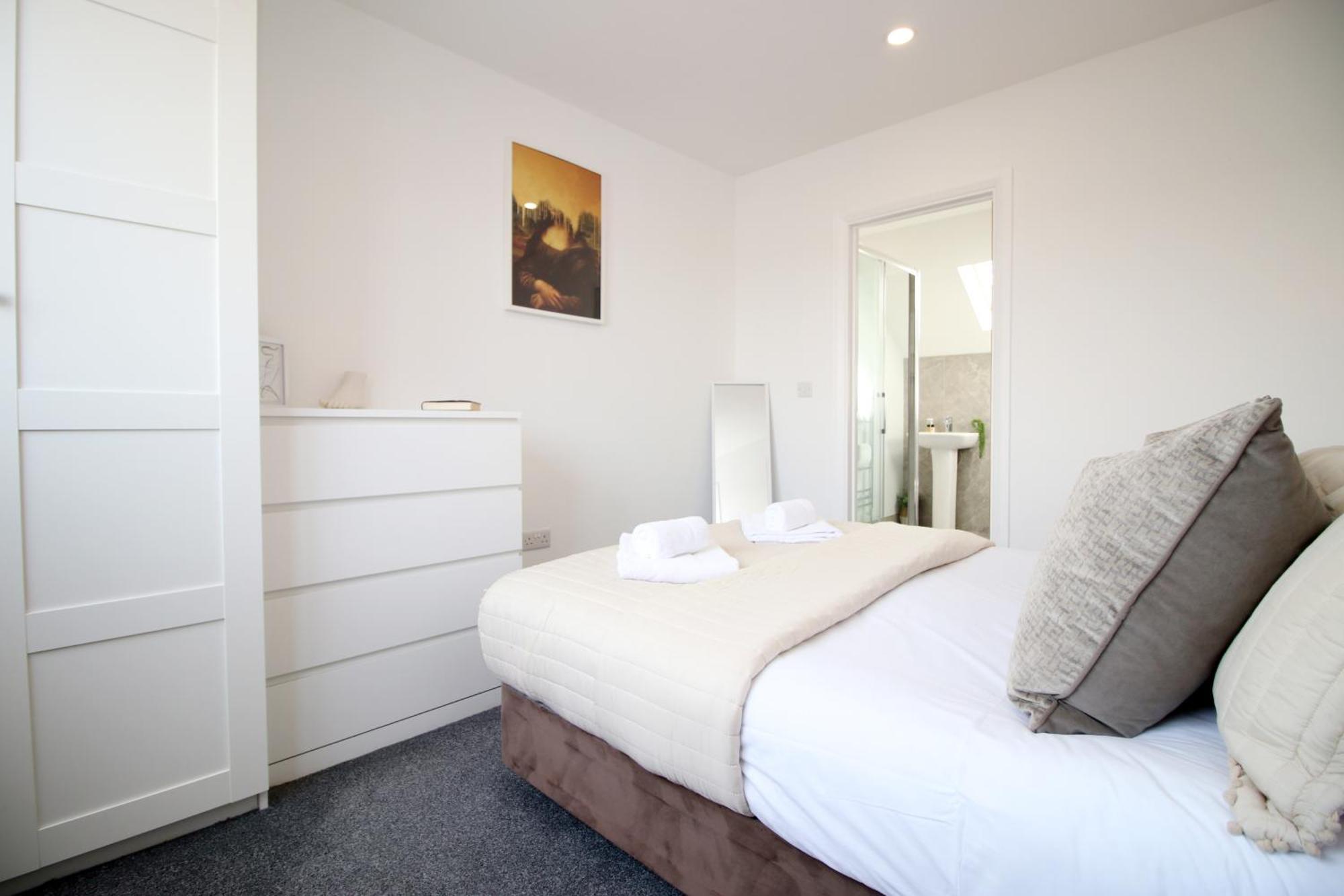 Apartment New Listing - Modern & Spacious Retreat With Private Courtyard Cardiff