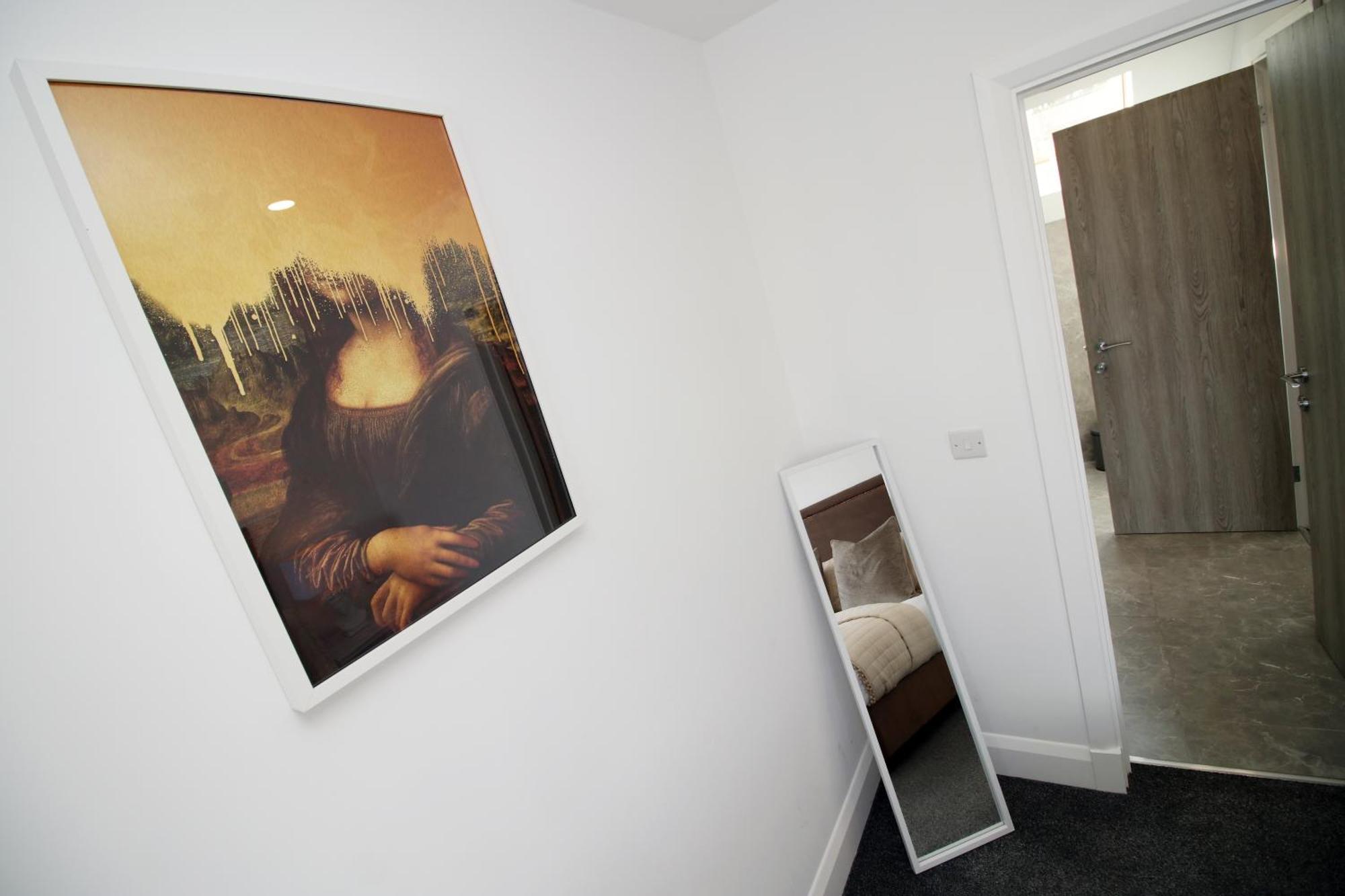 Apartment New Listing - Modern & Spacious Retreat With Private Courtyard Cardiff
