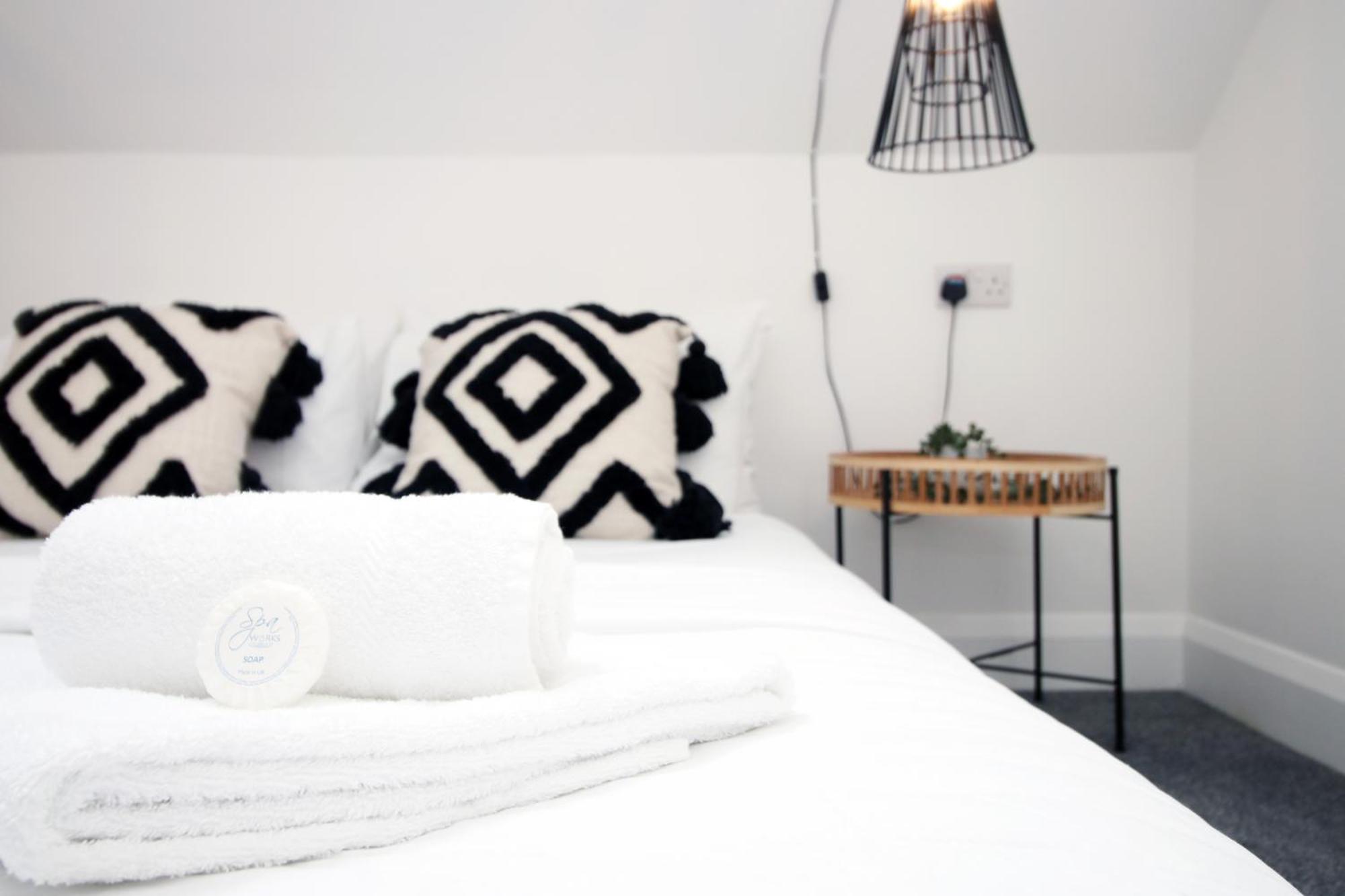 Apartment New Listing - Modern & Spacious Retreat With Private Courtyard *