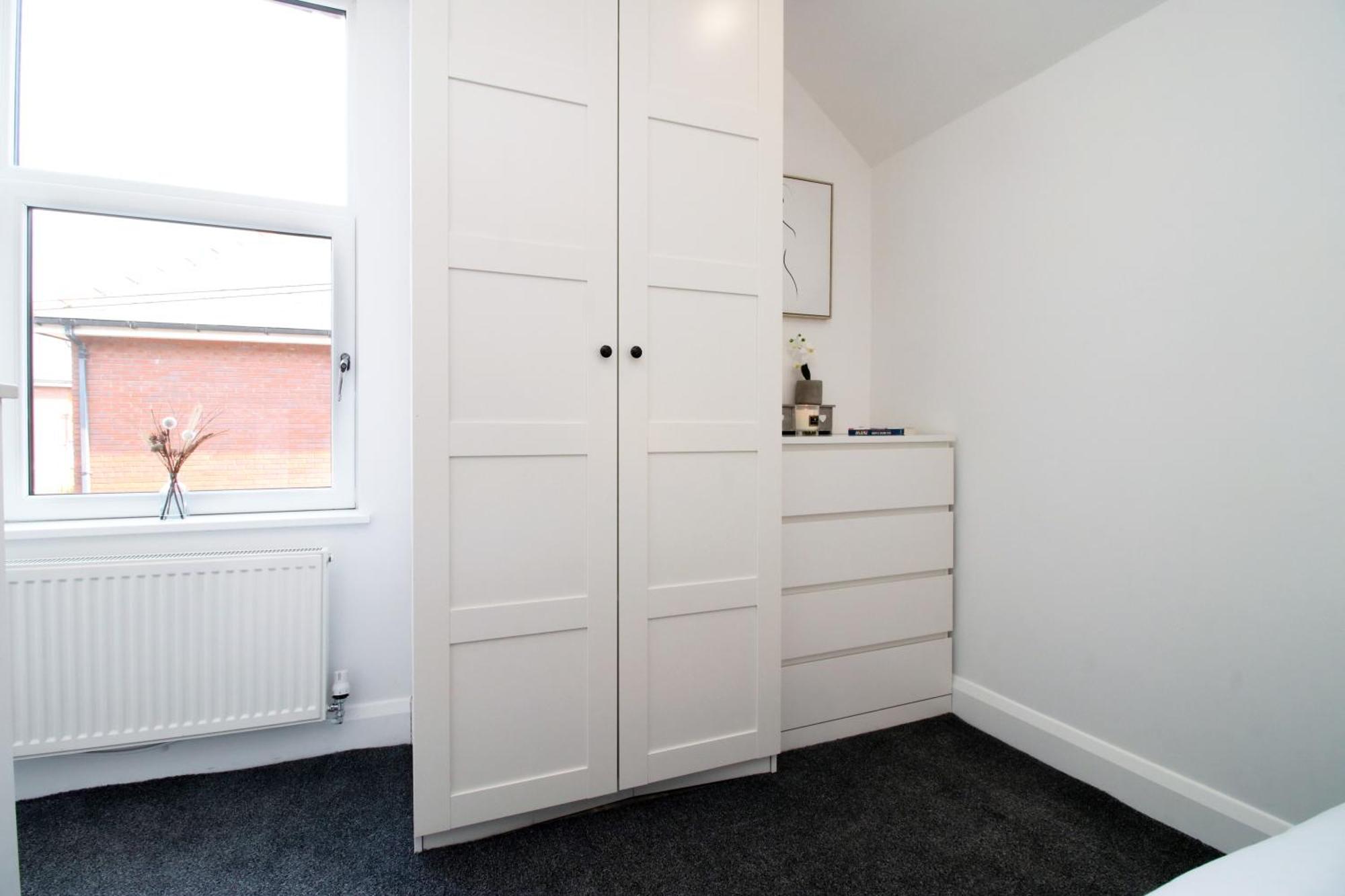 New Listing - Modern & Spacious Retreat With Private Courtyard * Cardiff