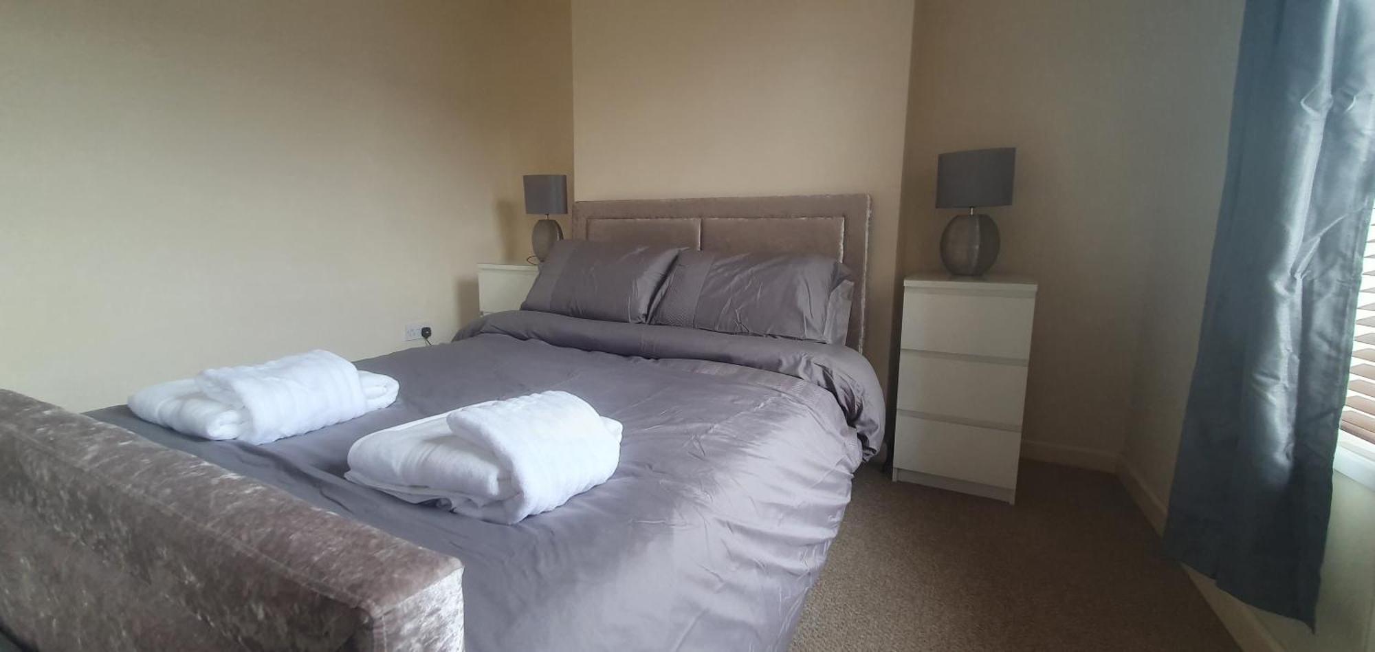 Apartment The Opal - 2 Bedroom With Wifi And On-street Parking - 10 Mins From City Centre & City Stadium