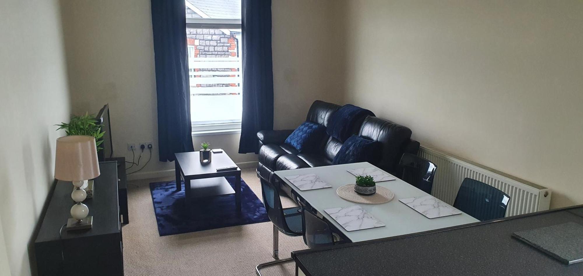 Apartment The Opal - 2 Bedroom With Wifi And On-street Parking - 10 Mins From City Centre & City Stadium