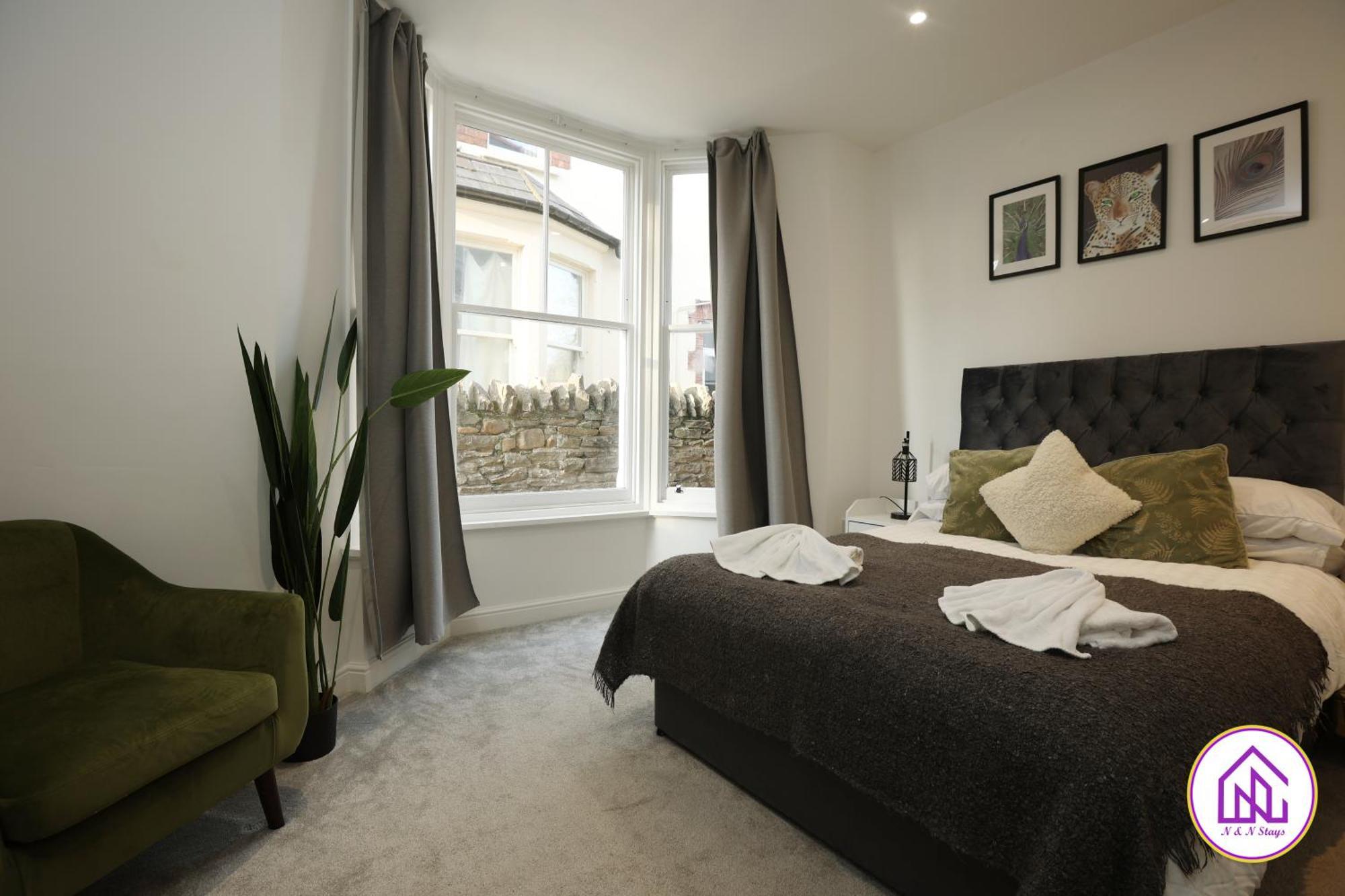 North Road - Perfectly Placed, Close To Town & Castle With Private Parking