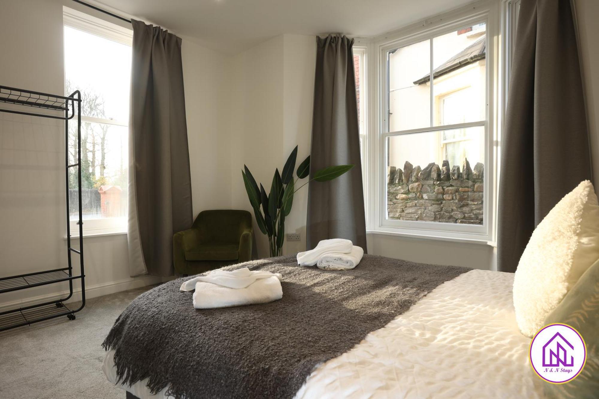 North Road - Perfectly Placed, Close To Town & Castle With Private Parking *