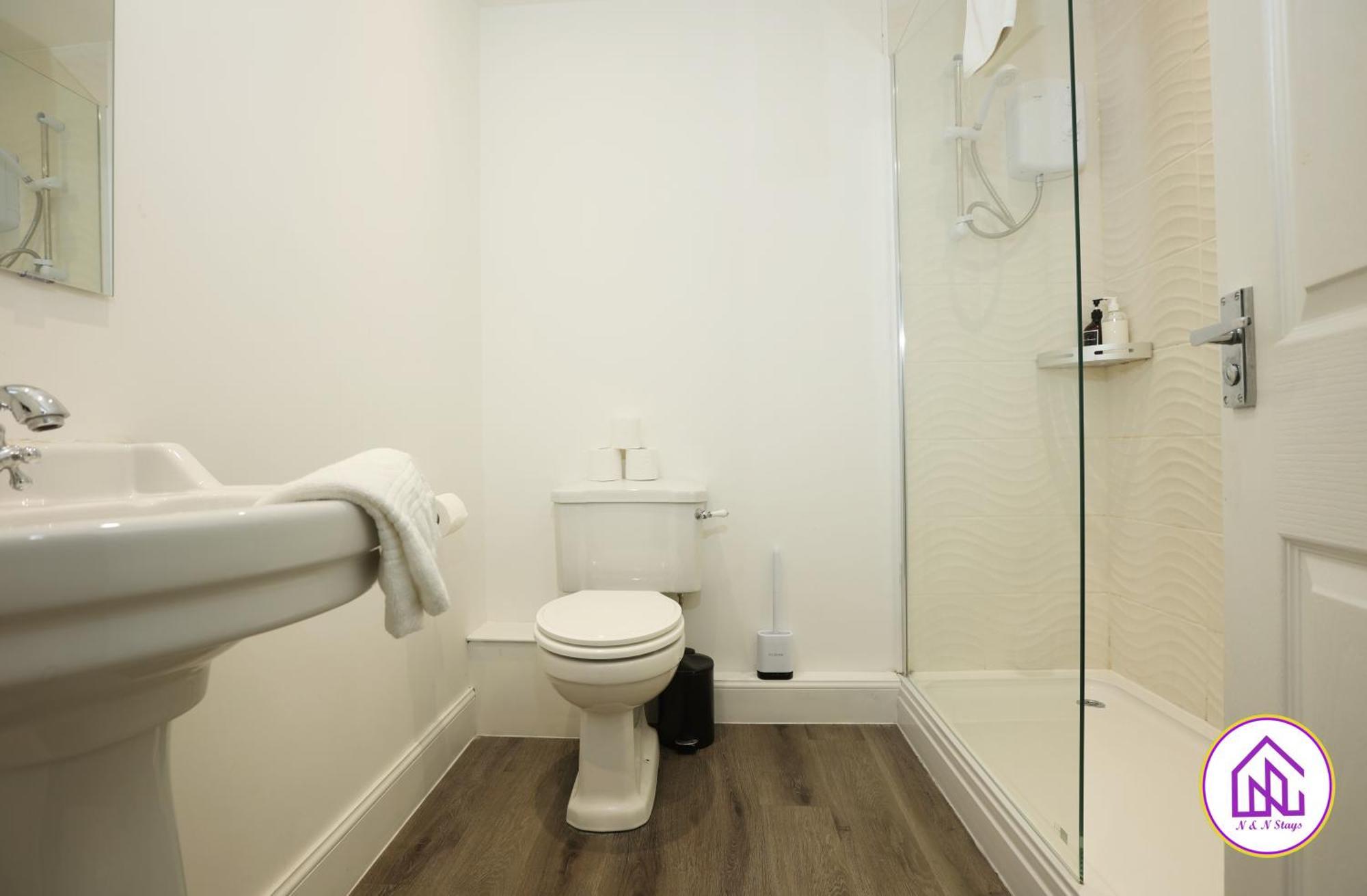 North Road - Perfectly Placed, Close To Town & Castle With Private Parking *