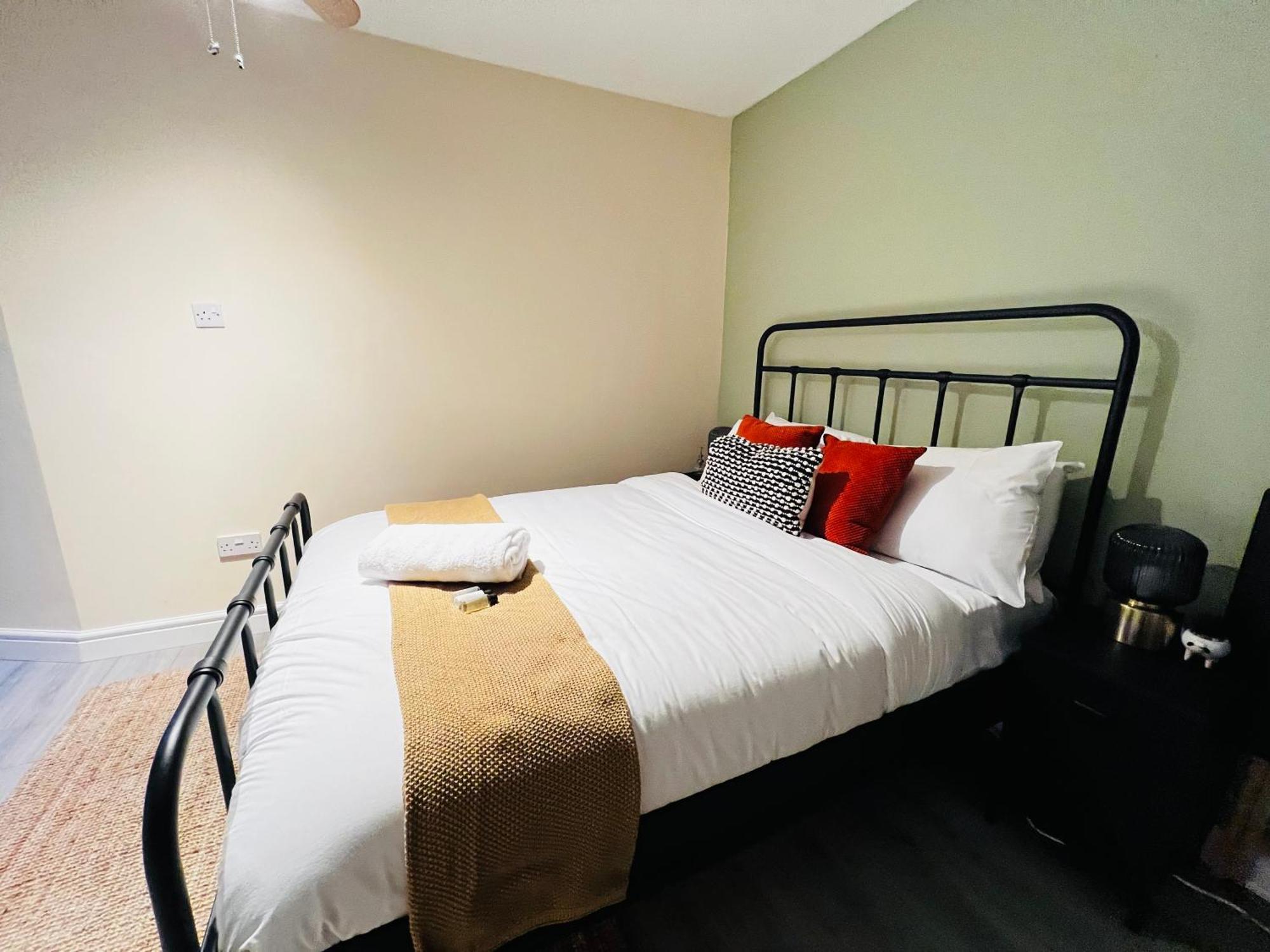 Irene By Koya Homes - 2-bedroom Bungalow, Centre & Free Parking *