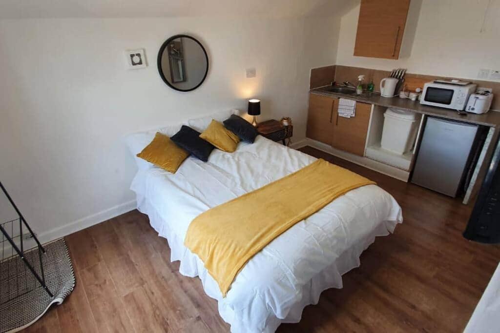 Apartment Inner-city - Basic Amenites Cardiff