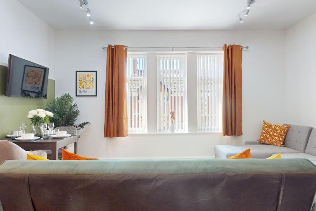 Centre - 2 Bed Apartment- Free Parking & Netflix
