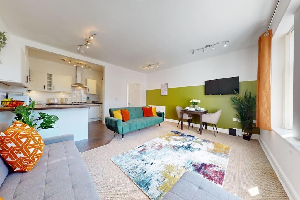 Apartment Centre - 2 Bed Apartment- Free Parking & Netflix