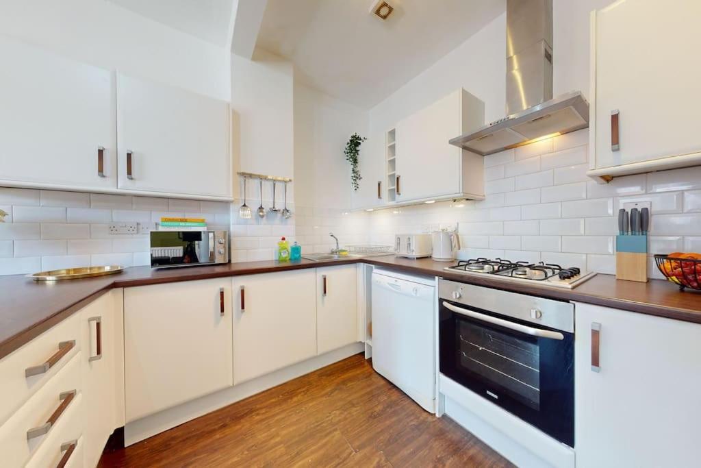 Apartment Centre - 2 Bed Apartment- Free Parking & Netflix