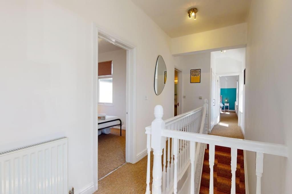 Centre - 2 Bed Apartment- Free Parking & Netflix *