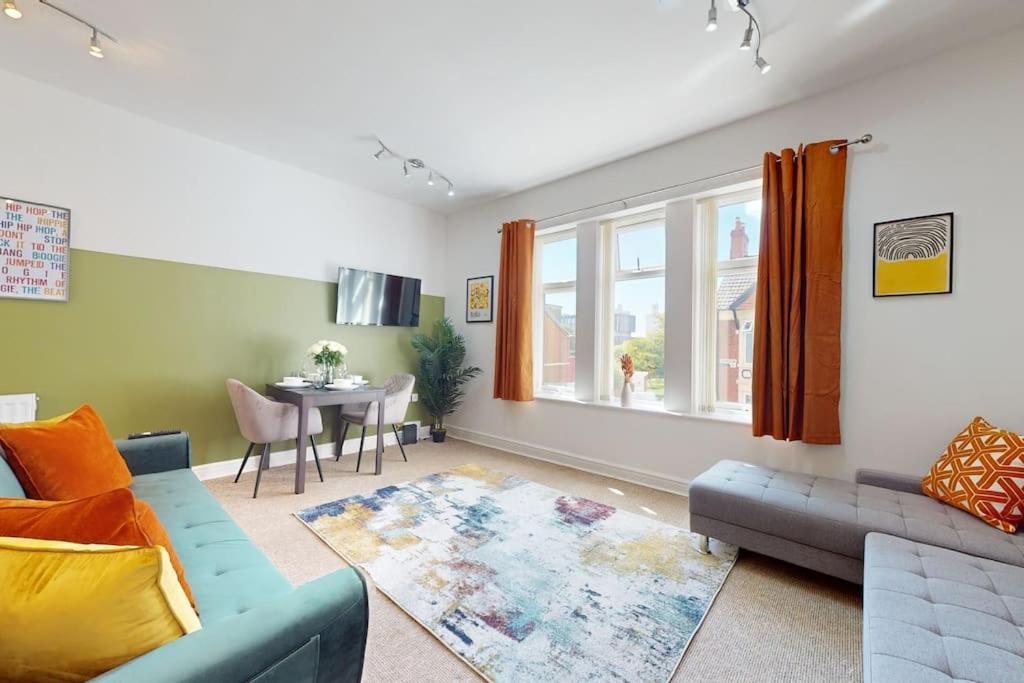 Centre - 2 Bed Apartment- Free Parking & Netflix